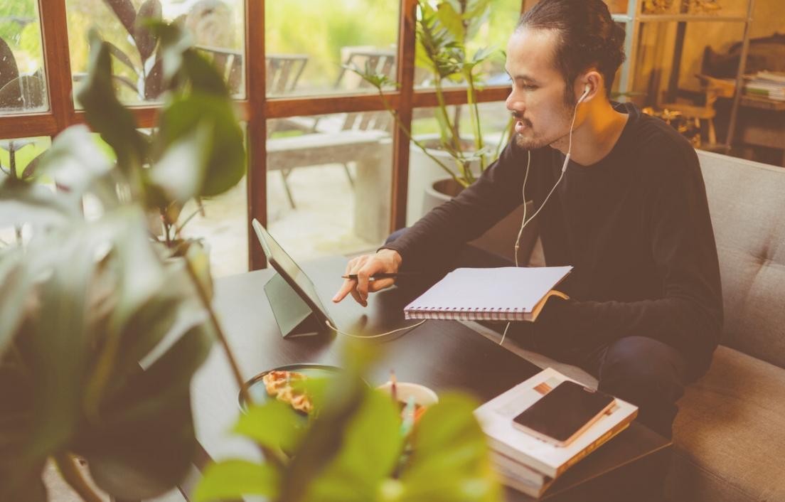 Professionista che applica competenze di budget planning